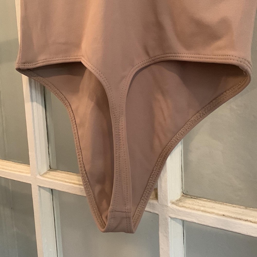 NWOT Aritzia Babaton deep v neck taupe body suite - medium - Picture 7 of 7